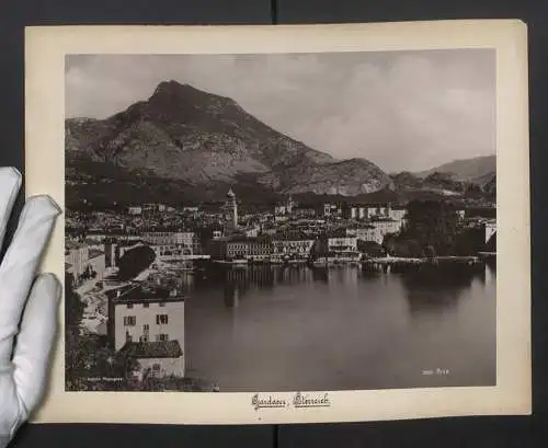 Fotografie Lichtdruck Edition Photoglob, Ansicht Riva, Blick auf die Stadt vom Gardasee