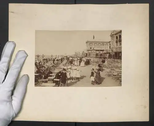 Fotografie unbekannter Fotograf, Ansicht Scheveningen, Strandpromenade mit dem Kurhaus und Kurgästen