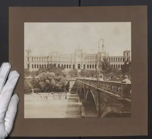 Fotografie unbekannter Fotograf, Ansicht München, Maximilianeum mit Strassenbahn auf der Maximilianbrücke