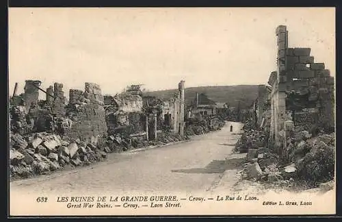 AK Crouy, Les Ruines de la Grande Guerre, La Rue de Laon, Strassenpartie