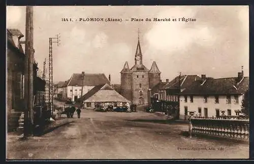 AK Plomion /Aisne, Place du Marchsse et l`Église