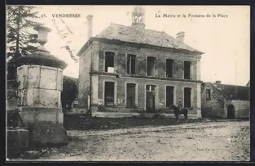 AK Vendresse, La Mairie et la Fontaine de la Place