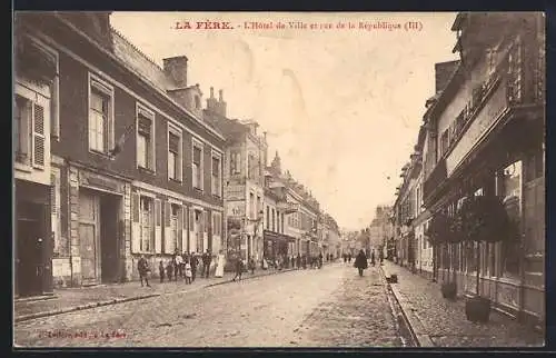 AK La Fère, L`Hôtel de Ville et rue de la République