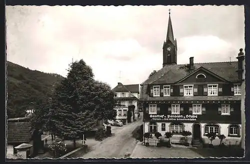 AK Oberharmersbach im Schwarzwald, Strassenpartie mit Gasthof und Pension zur Stube
