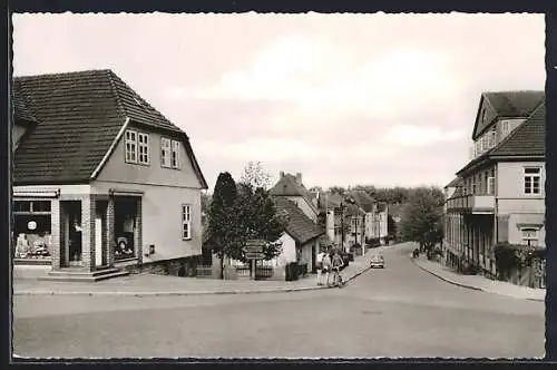 AK Bad Rehburg, Bahnhofstrasse mit Jungen, Auto