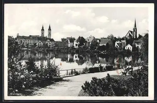 AK Waldsee / Württ., Uferpartie mit Kirche