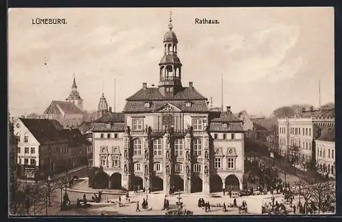 AK Lüneburg, Rathaus mit Strassenpartie, Im Hintergrund Kirche