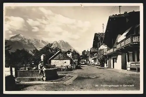 AK Garmisch, Frühlingstrasse mit Brunnen