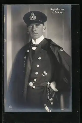 AK Kapitänleutnant v. Mücke in Uniform mit Orden und Säbel