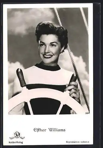 AK Schauspielerin Esther Williams an einem Bootssteuerrad