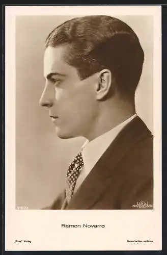 AK Schauspieler Ramon Novarro mit ernstem Blick