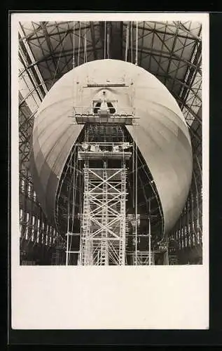 AK Friedrichshafen, Zeppelin Luftschiff LZ 130 im Bau