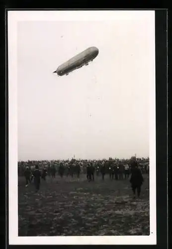 Foto-AK Zeppelin über einer Menschenmenge