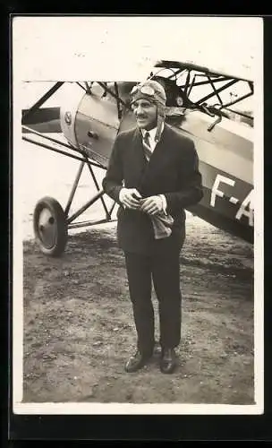 Foto-AK Pilot vor seinem Flugzeug