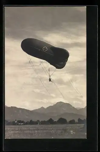 AK Militärischer Beobachtungs-Ballon vor einer Berglandschaft