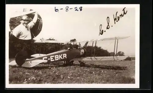 AK Doppeldecker-Flugzeug mit Pilot