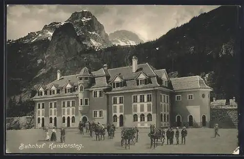 AK Kandersteg, Bahnhof mit Gebirge im Hintergrund und Pferdekutschen