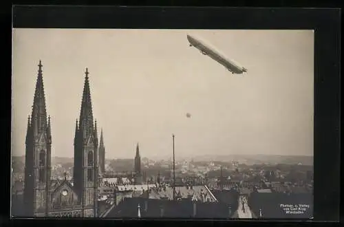 AK Wiesbaden, Zeppelin über dem Ort