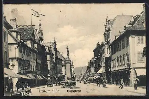 AK Freiburg i. Br., Kaiserstrasse mit Geschäften und Denkmal