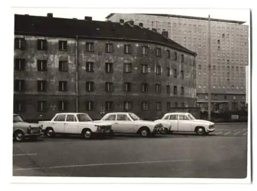 Fotografie unbekannter Fotograf, Ansicht Berlin-Mitte, Wohnhaus & Bürogebäude