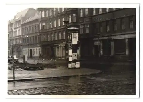 Fotografie unbekannter Fotograf, Ansicht Berlin-Mitte, Ecke Augustrasse, Litfasssäule