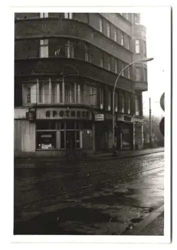 Fotografie unbekannter Fotograf, Ansicht Berlin-Mitte, Berolina-Apotheke im Kiez Auguststrasse