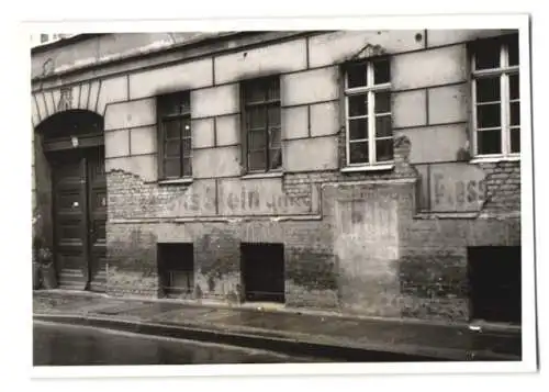 Fotografie unbekannter Fotograf, Ansicht Berlin-Mitte, Linienstrasse, verfallene Fassade