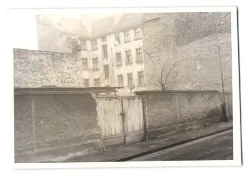 Fotografie unbekannter Fotograf, Ansicht Berlin-Mitte, Auguststrasse, Hof-Einfahrt