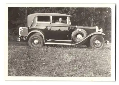 Fotografie Auto Cabrio, junge Dame sitzt im Cabriolet