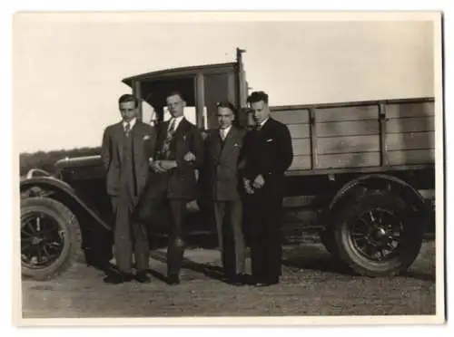 Fotografie Carl tucht, Düsseldorf, Lastwagen, Männer im Anzug nben LKW-Pritsche