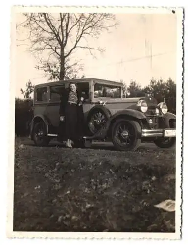 Fotografie Atelier Kagee, Berlin-Charlottenburg, Auto Chrysler, Hausfrau an Limousine lehnend