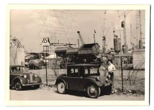 Fotografie Auto Hanomag Kommissbrot, Dame nebst PKW neben Ausstellungsgelände für Baumaschinen