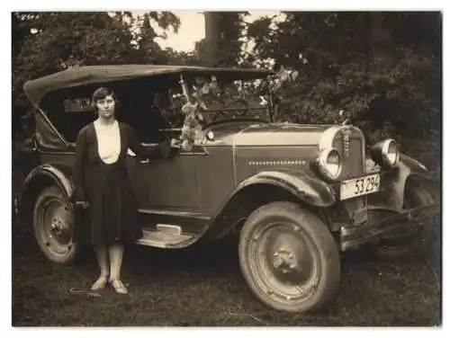 Fotografie Autov Chevrolet AA, Hausfrau posiert neben Chevy Cabrio