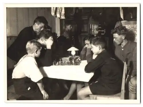 Fotografie Schach, Burschen spielen eine Partie Schach, Chess, Schachbrett, Schachspiel, Schachfiguren