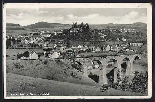 AK Daun /Eifel, Gesamtansicht mit Viadukt