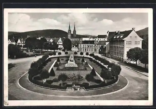 AK Lahr i. Schwarzwald, Bahnhofsplatz mit Denkmal