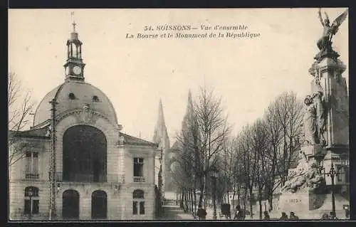 AK Soissons, Vue d`ensemble, La Bourse et le Monument de la République