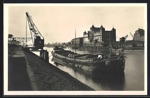 AK Karlsruhe i. B., Blick in den Rheinhafen