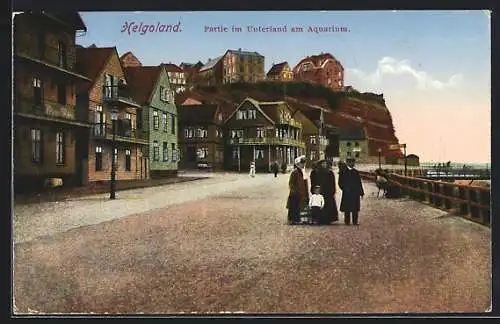 AK Helgoland, Häuser- und Strassenpartie im Unterland am Aquarium mit Familie