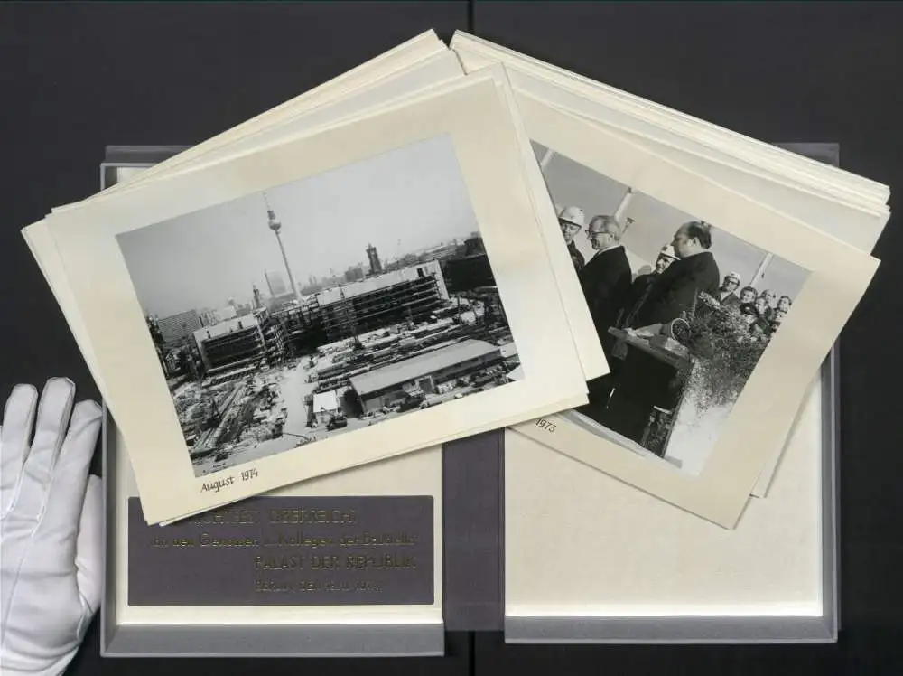 Fotoalbum mit 27 Fotografien, Berlin, Bau des Palast der Republik (Erichs Lampenladen), 1974, Honecker, Baupfhase 0