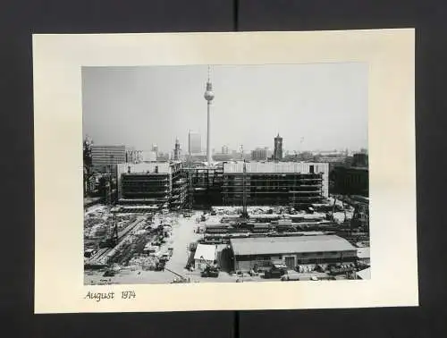 Fotoalbum mit 27 Fotografien, Berlin, Bau des Palast der Republik (Erichs Lampenladen), 1974, Honecker, Baupfhase