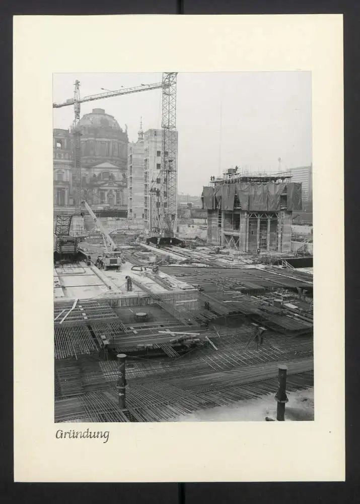 Fotoalbum mit 27 Fotografien, Berlin, Bau des Palast der Republik (Erichs Lampenladen), 1974, Honecker, Baupfhase 13