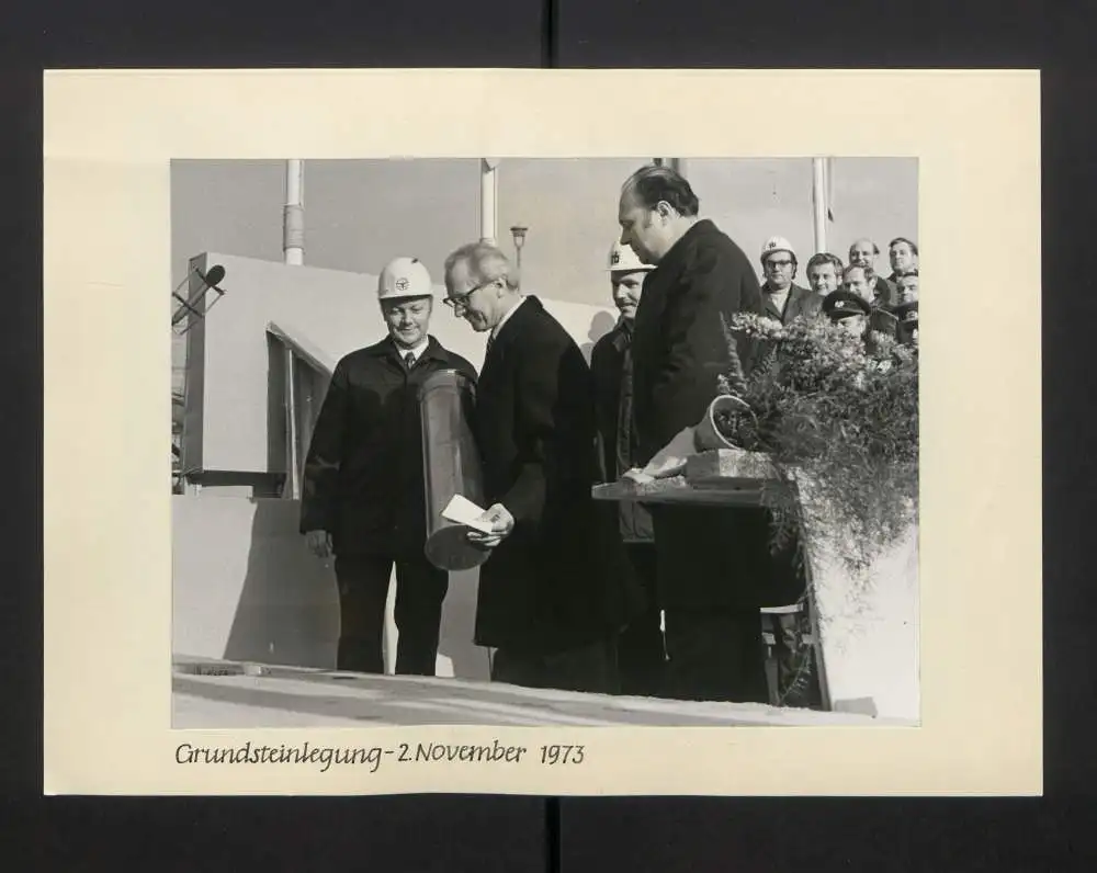 Fotoalbum mit 27 Fotografien, Berlin, Bau des Palast der Republik (Erichs Lampenladen), 1974, Honecker, Baupfhase 14