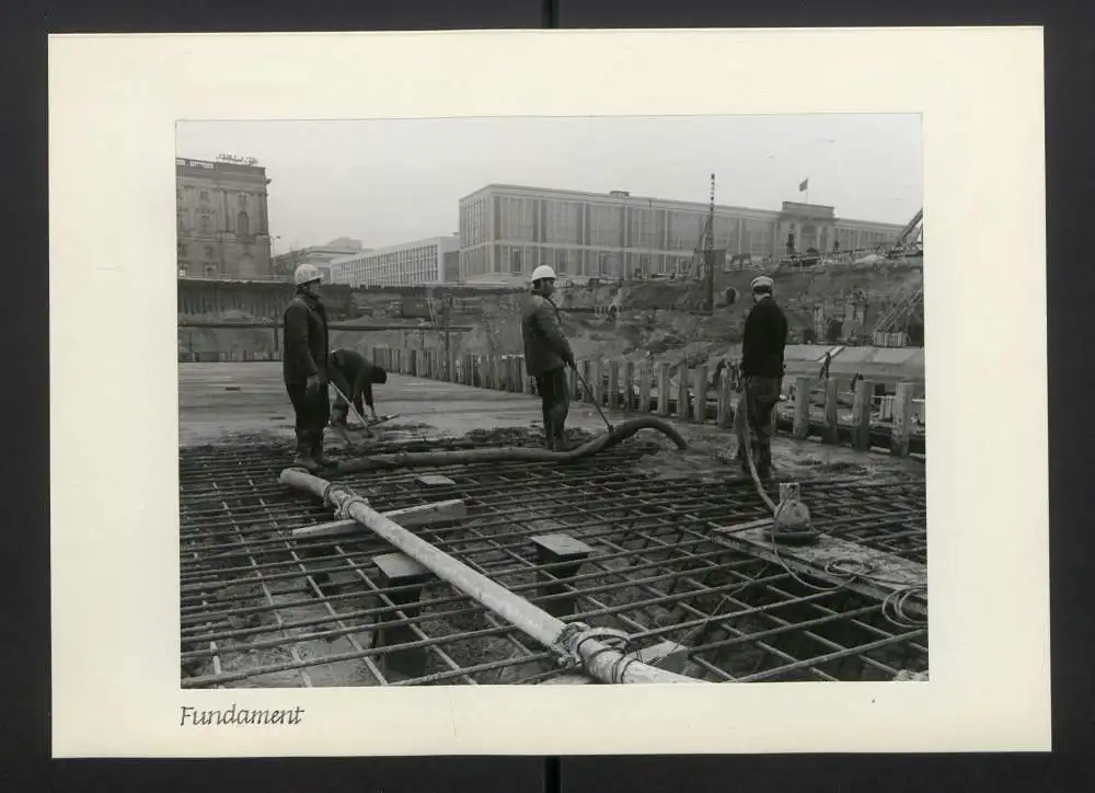 Fotoalbum mit 27 Fotografien, Berlin, Bau des Palast der Republik (Erichs Lampenladen), 1974, Honecker, Baupfhase 16