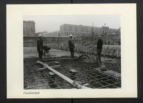 Fotoalbum mit 27 Fotografien, Berlin, Bau des Palast der Republik (Erichs Lampenladen), 1974, Honecker, Baupfhase