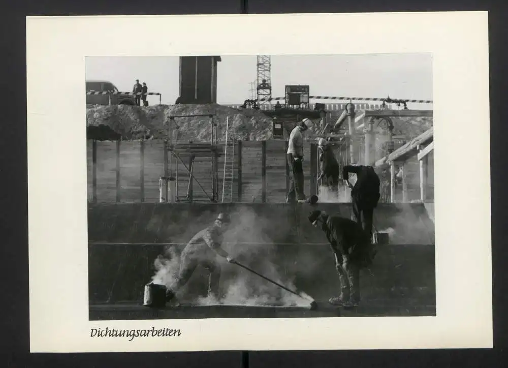 Fotoalbum mit 27 Fotografien, Berlin, Bau des Palast der Republik (Erichs Lampenladen), 1974, Honecker, Baupfhase 17