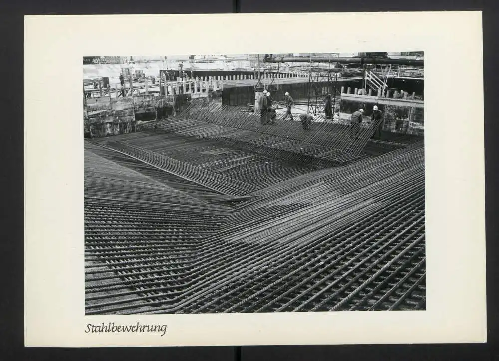 Fotoalbum mit 27 Fotografien, Berlin, Bau des Palast der Republik (Erichs Lampenladen), 1974, Honecker, Baupfhase 18