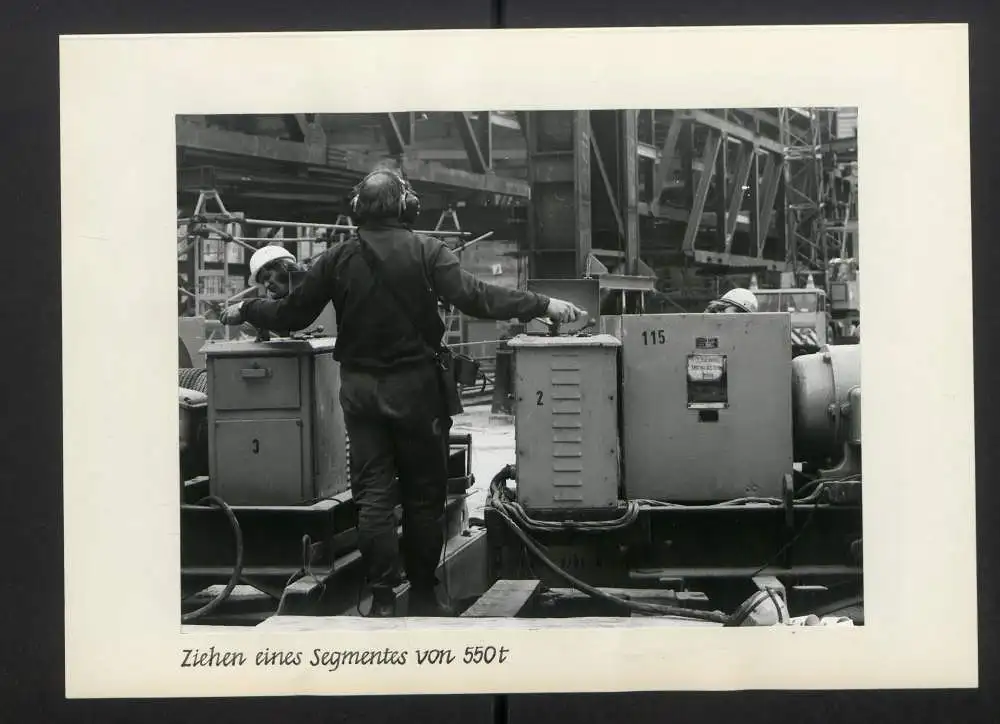 Fotoalbum mit 27 Fotografien, Berlin, Bau des Palast der Republik (Erichs Lampenladen), 1974, Honecker, Baupfhase 19