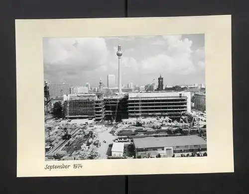 Fotoalbum mit 27 Fotografien, Berlin, Bau des Palast der Republik (Erichs Lampenladen), 1974, Honecker, Baupfhase