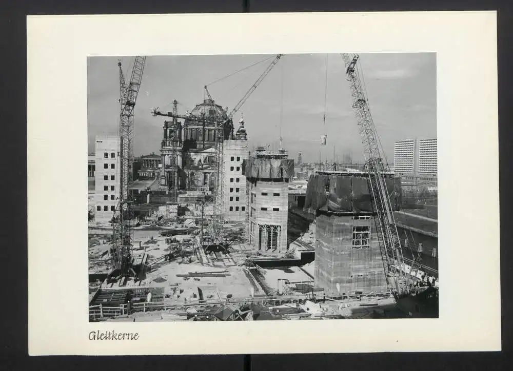 Fotoalbum mit 27 Fotografien, Berlin, Bau des Palast der Republik (Erichs Lampenladen), 1974, Honecker, Baupfhase 20